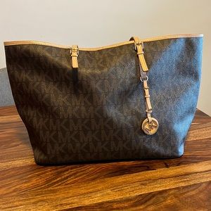 Micheal Kors carry all classic tote